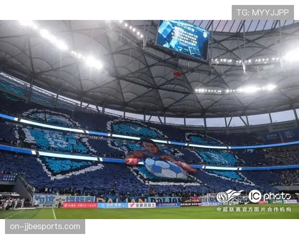 贝蒂斯球迷在洛佩拉球场展示巨幅Tifo，纪念俱乐部成立百年